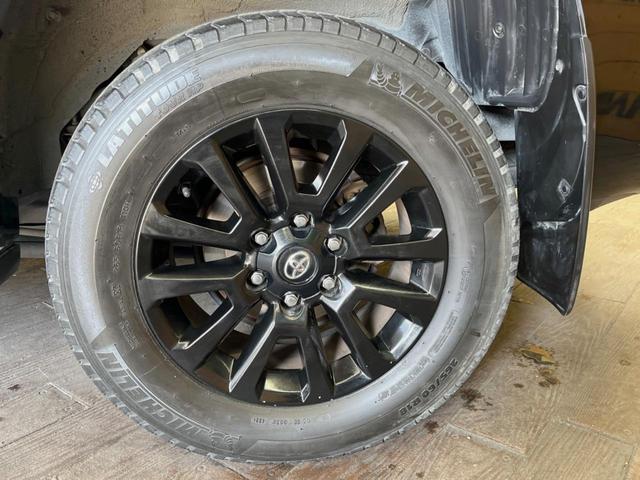 �y�����P�W�C���`�A���~�z�C�[���z�O�ςɃ}�b�`���������A���~�z�C�[���𑕒����Ă���܂��B�e��ЊO�A���~�z�C�[����A�X�^�b�h���X�^�C�����戵�����Ă���܂��B���񂲑��k����������