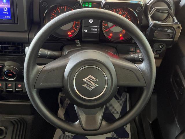 �C���e���A�ɍ��킹���f�U�C���̃X�e�A�����O�́A�^�]�������̂��Ƃ��l���A�^�]���₷���`��A�傫���ł��B�����x�A���ۂɐG���Ă��m���߂��������B