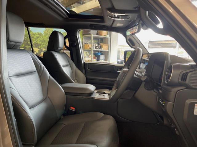 ランドクルーザー２５０ ＶＸ　１２．３インチディスプレイオーディオ　ブラインドスポットモニター　全周囲カメラ　サンルーフ　黒革シート　純正１８インチアルミ　パワーバックドア　レーダークルーズ　デジタルインナーミラー　シートヒーター（7枚目）