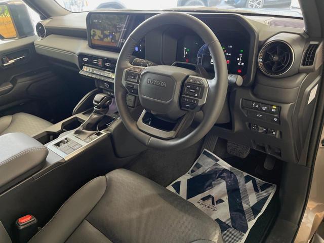 ランドクルーザー２５０ ＶＸ　１２．３インチディスプレイオーディオ　ブラインドスポットモニター　全周囲カメラ　サンルーフ　黒革シート　純正１８インチアルミ　パワーバックドア　レーダークルーズ　デジタルインナーミラー　シートヒーター（32枚目）