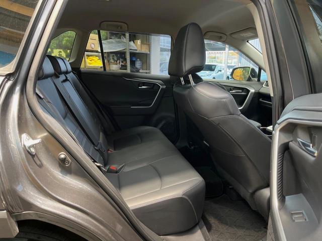 RAV4 G 9インチディスプレイオーディオ 全周囲カメラ セーフティセンス レーダークルーズ ブラインドスポットモニター シートヒーター 合皮シート LEDヘッド パワーバックドア 18インチアルミ スマートキー(10枚目)