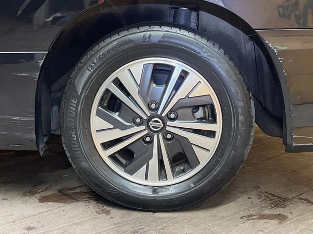 �y�����P�T�C���`�A���~�z�C�[���z�O�ςɃ}�b�`���������A���~�z�C�[���𑕒����Ă���܂��B�e��ЊO�A���~�z�C�[����A�X�^�b�h���X�^�C�����戵�����Ă���܂��B���񂲑��k����������