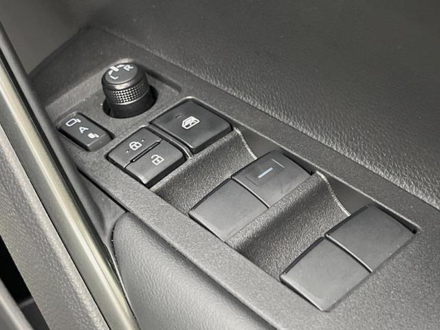 カローラクロス ハイブリッド　Ｚ　パノラマルーフ　１０．５インチディスプレイオーディオ　全周囲カメラ　セーフティセンス　レーダークルーズ　ブラインドスポットモニター　ハーフレザーシート　ハンズフリーパワーバックドア　１８インチアルミ（29枚目）