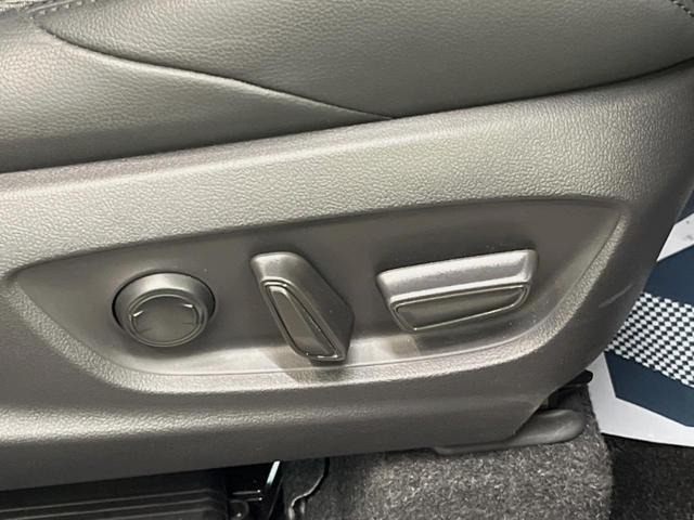 カローラクロス ハイブリッド　Ｚ　パノラマルーフ　１０．５インチディスプレイオーディオ　全周囲カメラ　セーフティセンス　レーダークルーズ　ブラインドスポットモニター　ハーフレザーシート　ハンズフリーパワーバックドア　１８インチアルミ（30枚目）