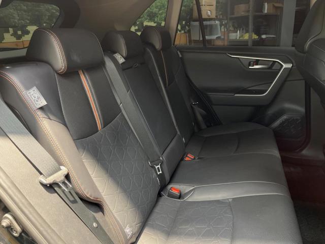 ＲＡＶ４ アドベンチャー　ＪＡＯＳエアロ　１０．５インチディスプレイオーディオ　バックカメラ　セーフティセンス　レーダークルーズ　デジタルインナーミラー　ブラインドスポットモニター　ＬＥＤヘッド　１９インチアルミ　合皮シート（9枚目）