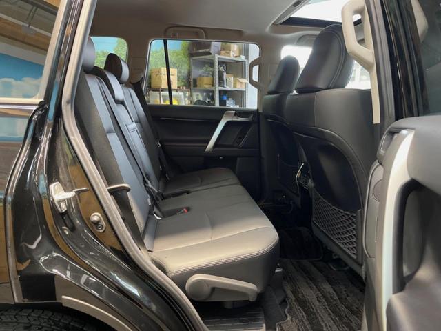 ランドクルーザープラド ＴＸ　Ｌパッケージ　マットブラックエディション　７人乗り　サンルーフ　禁煙車　純正９インチディスプレイオーディオ　全周囲カメラ　セーフティセンス　レーダークルーズ　黒革シート　グレード専用１８インチアルミ　ＬＥＤヘッド　ＥＴＣ　前席シートヒーター（9枚目）