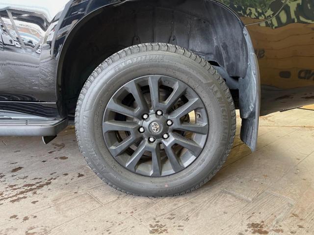 ランドクルーザープラド ＴＸ　Ｌパッケージ　マットブラックエディション　７人乗り　サンルーフ　禁煙車　純正９インチディスプレイオーディオ　全周囲カメラ　セーフティセンス　レーダークルーズ　黒革シート　グレード専用１８インチアルミ　ＬＥＤヘッド　ＥＴＣ　前席シートヒーター（27枚目）