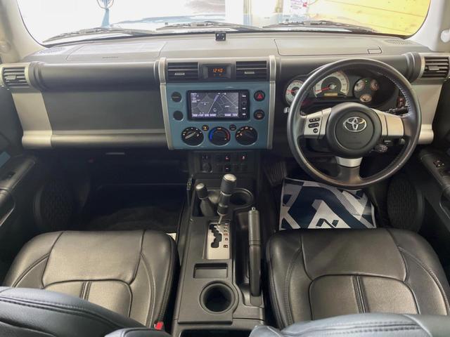 ＦＪクルーザー カラーパッケージ　４ＷＤ　純正７インチＳＤナビ　バックカメラ　禁煙車　ドラレコ　コーナーセンサー　ＨＩＤヘッド　ＥＴＣ　クルコン　２トーンカラー　Ｂｌｕｅｔｏｏｔｈ再生　１７インチアルミ　オートライト（2枚目）