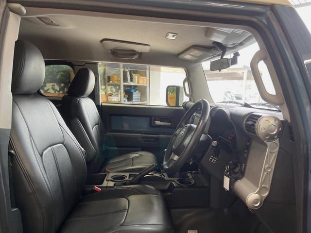 ＦＪクルーザー カラーパッケージ　４ＷＤ　純正７インチＳＤナビ　バックカメラ　禁煙車　ドラレコ　コーナーセンサー　ＨＩＤヘッド　ＥＴＣ　クルコン　２トーンカラー　Ｂｌｕｅｔｏｏｔｈ再生　１７インチアルミ　オートライト（8枚目）