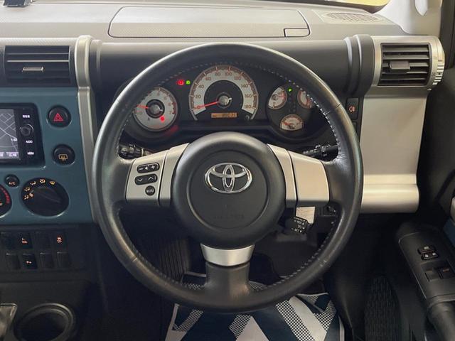 ＦＪクルーザー カラーパッケージ　４ＷＤ　純正７インチＳＤナビ　バックカメラ　禁煙車　ドラレコ　コーナーセンサー　ＨＩＤヘッド　ＥＴＣ　クルコン　２トーンカラー　Ｂｌｕｅｔｏｏｔｈ再生　１７インチアルミ　オートライト（11枚目）