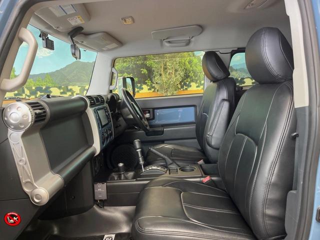 ＦＪクルーザー カラーパッケージ　４ＷＤ　純正７インチＳＤナビ　バックカメラ　禁煙車　ドラレコ　コーナーセンサー　ＨＩＤヘッド　ＥＴＣ　クルコン　２トーンカラー　Ｂｌｕｅｔｏｏｔｈ再生　１７インチアルミ　オートライト（21枚目）