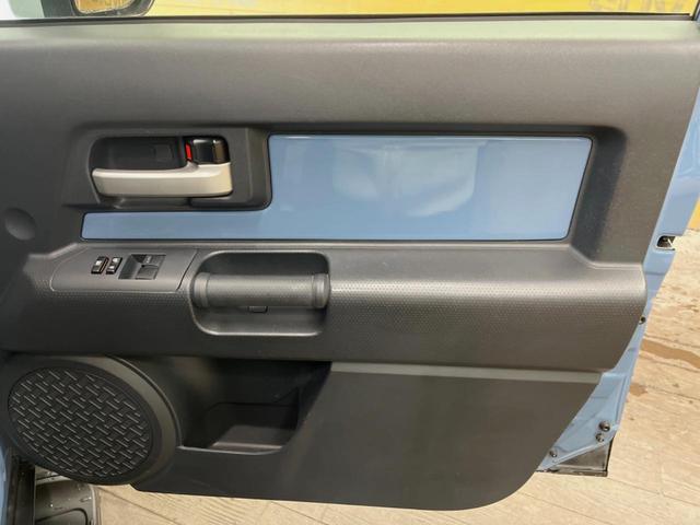 ＦＪクルーザー カラーパッケージ　４ＷＤ　純正７インチＳＤナビ　バックカメラ　禁煙車　ドラレコ　コーナーセンサー　ＨＩＤヘッド　ＥＴＣ　クルコン　２トーンカラー　Ｂｌｕｅｔｏｏｔｈ再生　１７インチアルミ　オートライト（27枚目）