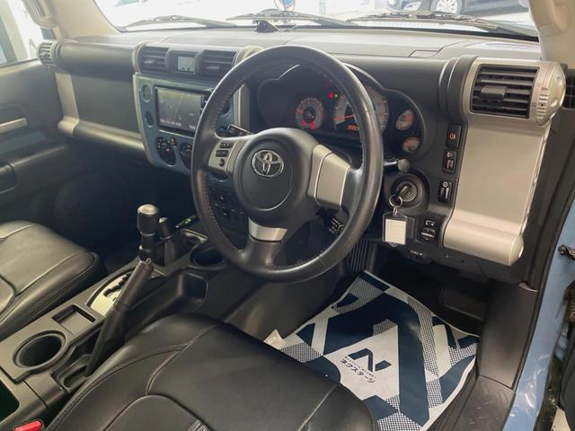 ＦＪクルーザー カラーパッケージ　４ＷＤ　純正７インチＳＤナビ　バックカメラ　禁煙車　ドラレコ　コーナーセンサー　ＨＩＤヘッド　ＥＴＣ　クルコン　２トーンカラー　Ｂｌｕｅｔｏｏｔｈ再生　１７インチアルミ　オートライト（30枚目）