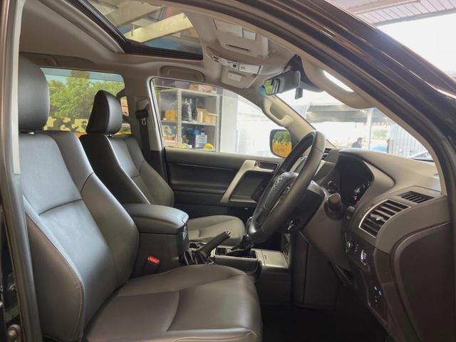 ランドクルーザープラド ＴＸ　Ｌパッケージ　マットブラックエディション　サンルーフ　ＢＩＧ－Ｘ９型ナビ　バックカメラ　セーフティセンス　レーダークルーズ　黒革シート　シートベンチレーション　グレード専用１８インチアルミ　革巻きステアリング　スマートキー　ＬＥＤヘッド（8枚目）