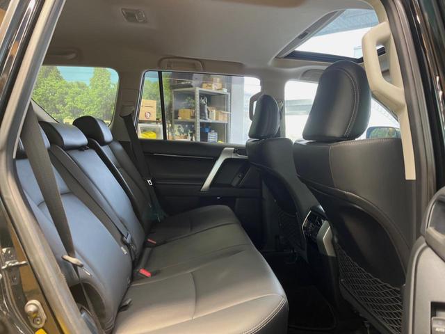 ランドクルーザープラド ＴＸ　Ｌパッケージ　マットブラックエディション　サンルーフ　ＢＩＧ－Ｘ９型ナビ　バックカメラ　セーフティセンス　レーダークルーズ　黒革シート　シートベンチレーション　グレード専用１８インチアルミ　革巻きステアリング　スマートキー　ＬＥＤヘッド（9枚目）