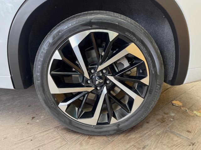 �y�����Q�O�C���`�A���~�z�C�[���z�O�ςɃ}�b�`���������A���~�z�C�[���𑕒����Ă���܂��B�e��ЊO�A���~�z�C�[����A�X�^�b�h���X�^�C�����戵�����Ă���܂��B���񂲑��k����������