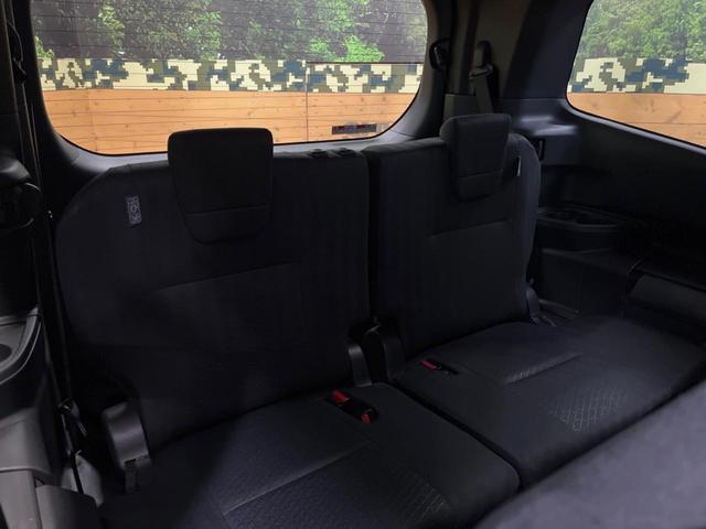 ヴォクシー ハイブリッドＳ－Ｇ　８インチディスプレイオーディオ　バックカメラ　セーフティセンス　レーダークルーズ　両側パワスラ　フリップダウン　ＬＥＤヘッド　革巻きステアリング　純正１６インチアルミ　オートエアコン　ＥＴＣビルトイン（9枚目）