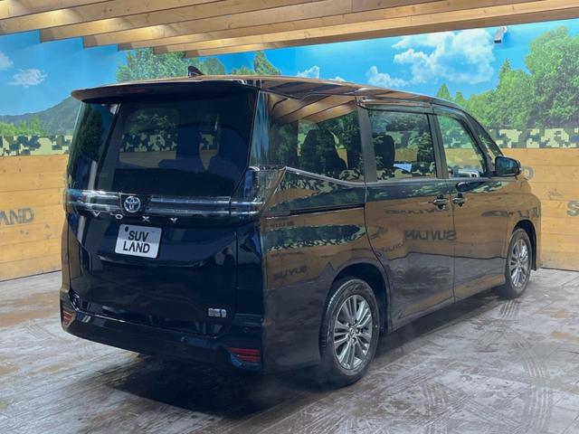 ヴォクシー ハイブリッドＳ－Ｇ　８インチディスプレイオーディオ　バックカメラ　セーフティセンス　レーダークルーズ　両側パワスラ　フリップダウン　ＬＥＤヘッド　革巻きステアリング　純正１６インチアルミ　オートエアコン　ＥＴＣビルトイン（17枚目）