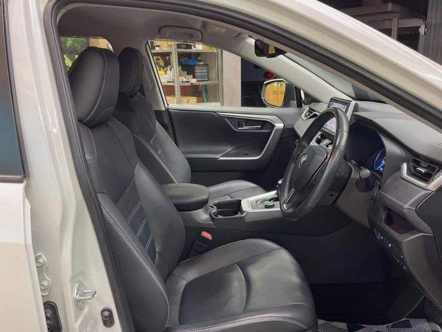 ＲＡＶ４ ハイブリッドＧ　純正９型ナビ　禁煙車　セーフティセンス　クリアランスソナー　ブラインドスポットモニター　パワーバックドア　１８インチ純正アルミ　パワーシート　シートポジションメモリー　快適温熱シート　バックカメラ（8枚目）