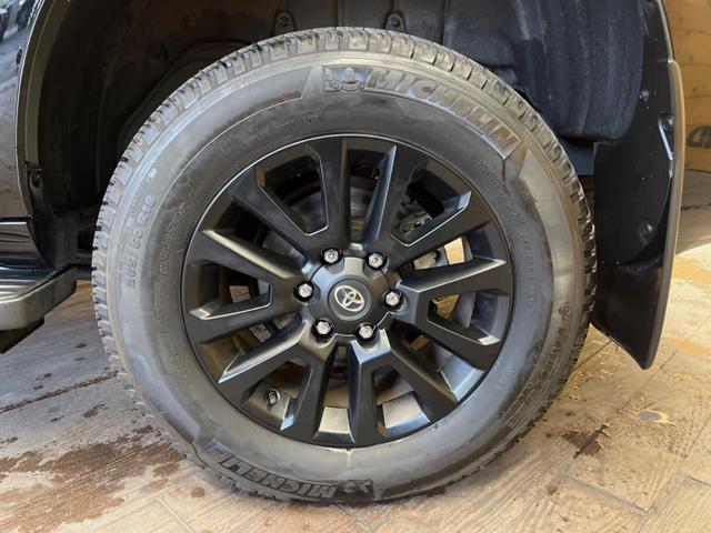 �y�����P�W�C���`�A���~�z�C�[���z�O�ςɃ}�b�`���������A���~�z�C�[���𑕒����Ă���܂��B�e��ЊO�A���~�z�C�[����A�X�^�b�h���X�^�C�����戵�����Ă���܂��B���񂲑��k����������