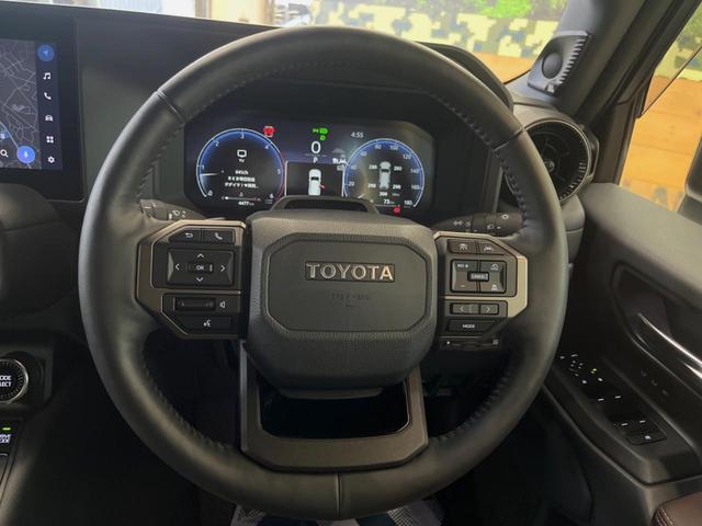 �C���e���A�ɍ��킹���f�U�C���̃X�e�A�����O�́A�^�]�������̂��Ƃ��l���A�^�]���₷���`��A�傫���ł��B�����x�A���ۂɐG���Ă��m���߂��������B