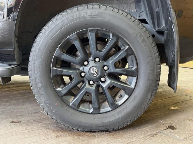 �y�����P�W�C���`�A���~�z�C�[���z�O�ςɃ}�b�`���������A���~�z�C�[���𑕒����Ă���܂��B�e��ЊO�A���~�z�C�[����A�X�^�b�h���X�^�C�����戵�����Ă���܂��B���񂲑��k����������