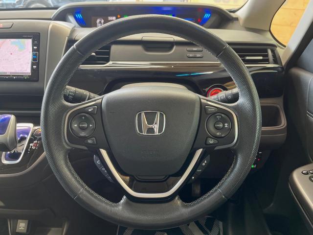 フリードハイブリッド ハイブリッド・モデューロX ホンダセンシング 純正ナビ バックカメラ ホンダセンシング レーダークルーズ 両側パワスラ ハーフレザーシート LEDヘッド 純正15インチアルミ オートエアコン オートライト 純正革巻きステアリング スマートキー(12枚目)