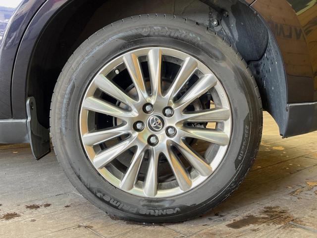 ハリアー プレミアム　純正９インチナビ　バックカメラ　セーフティセンス　レーダークルーズ　ハーフレザーシート　パワーバックドア　シーケンシャルターンランプ　１８インチアルミ　ウッドコンビステアリング　パワーシート　ＥＴＣ（13枚目）