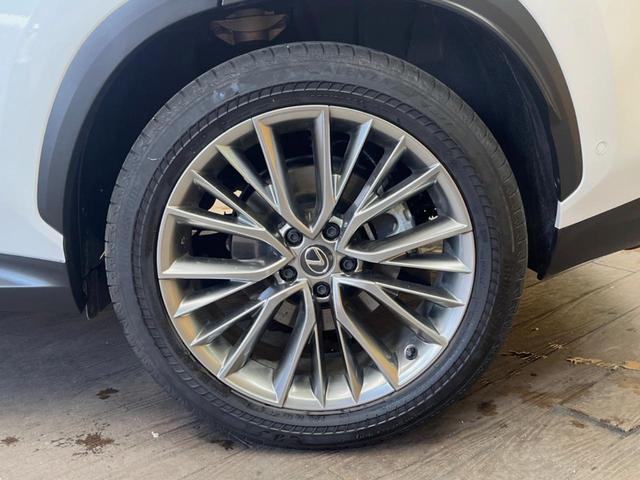 �y�����Q�O�C���`�A���~�z�C�[���z�O�ςɃ}�b�`���������A���~�z�C�[���𑕒����Ă���܂��B�e��ЊO�A���~�z�C�[����A�X�^�b�h���X�^�C�����戵�����Ă���܂��B���񂲑��k����������