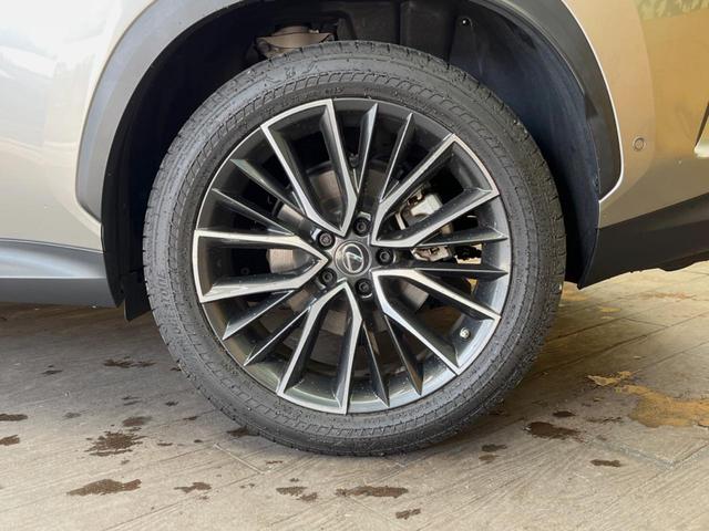 �y�����Q�O�C���`�A���~�z�C�[���z�O�ςɃ}�b�`���������A���~�z�C�[���𑕒����Ă���܂��B�e��ЊO�A���~�z�C�[����A�X�^�b�h���X�^�C�����戵�����Ă���܂��B���񂲑��k����������