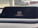 【8.8インチマツダコネクト】車内の雰囲気にマッチした大型のディスプレイ。スマホ接続でのナビ使用やBluetooth再生等、様々な機能が楽しめます。直感的なダイヤル操作が可能で、使い勝手も良好です。