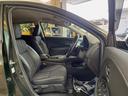 ハイブリッドＺ・ホンダセンシング　禁煙車　純正ＳＤナビ　バックカメラ　ホンダセンシング　レーダークルーズコントロール　シートヒーター　ハーフレザーシート　トノボード　純正革巻きステアリング　１７インチ純正アルミ　デュアルオートエアコン（9枚目）