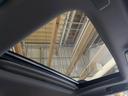 【サンルーフ】開放感たっぷりの希少装備、サンルーフが装着されています!車内に明かりを取り入れたり景色を楽しむ以外にも、車内の空気も簡単に換気できて快適です!