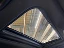 【サンルーフ】開放感たっぷりの希少装備、サンルーフが装着されています！車内に明かりを取り入れたり景色を楽しむ以外にも、車内の空気も簡単に換気できて快適です！