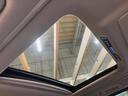 【サンルーフ】開放感たっぷりの希少装備、サンルーフが装着されています！車内に明かりを取り入れたり景色を楽しむ以外にも、車内の空気も簡単に換気できて快適です！