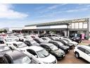 ズラッと並んだ展示車と大きな「SUVLAND」の看板が目印です!
