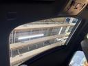 【サンルーフ】開放感たっぷりの希少装備、サンルーフが装着されています!車内に明かりを取り入れたり景色を楽しむ以外にも、車内の空気も簡単に換気できて快適です!