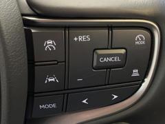 【レーダークルーズコントロール】高速道路での長距離走行が楽に！！自動で速度を保つクルーズコントロールが、衝突軽減システムと連携し、前方の車両を感知して車間を保つように速度調節してくれます！！ 6