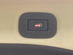 【パワーバックドア】スマートキーや運転席のボタンを押すだけでリアゲートが自動で開閉します！荷物を持っている時や、高い位置にあるバックドアを閉める際に便利な機能です♪ 7