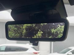 【デジタルインナーミラー】後席の大きな荷物や同乗者で後方が確認しづらい時でも安心！カメラが撮影した車両後方の映像をルームミラー内に表示。クリアな視界で状況の確認が可能です！ 6