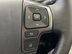 【レーントレーシングアシスト】高速道路走行時、車線からはみ出しそうになるとレーンの中央を走るようにステアリング操作をアシスト。より安全な運転をサポートしてくれます！ 7
