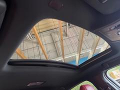 【サンルーフ】開放感たっぷりの希少装備、サンルーフが装着されています！車内に明かりを取り入れたり景色を楽しむ以外にも、車内の空気も簡単に換気できて快適です！ 3