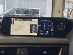 【１０．３インチワイドナビ】高級感とインパクトのある大型ワイドナビを装備。各種オーディオ操作はもちろん、横長ワイド画面でのマップ２分割表示など、利便性も高いナビです♪ 4