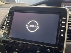 【大画面ナビ】人気の大型１０インチナビを装備。存在感のある大画面はインパクト大！ナビ利用時のマップ表示は見やすく、テレビやＤＶＤは臨場感がアップ！いつものドライブがグッと楽しくなります♪ 3