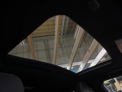 【サンルーフ】開放感たっぷりの希少装備、サンルーフが装着されています！車内に明かりを取り入れたり景色を楽しむ以外にも、車内の空気も簡単に換気できて快適です！ 3