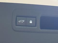 【ハンズフリーパワーバックドア】リアバンパー下部に足先を出し入れするだけでバックドアが自動で開閉♪両手が荷物でふさがっている時でもラクラク開閉操作が行えます！ 7