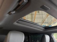 【サンルーフ】開放感たっぷりの希少装備、サンルーフが装着されています！車内に明かりを取り入れたり景色を楽しむ以外にも、車内の空気も簡単に換気できて快適です！ 3