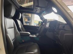 【黒革シート】上質な本革を使用し、高級感あふれる黒革シート。常に体に触れる部分だから、座り心地の良さにはこだわりたいですね♪汚れの付着や劣化を抑制する内装コーティング施工もおススメですよ♪ 7