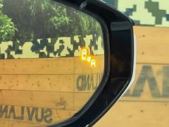 【ブラインドスポットモニター】走行中、ドアミラーの死角になりやすい箇所に後続車が接近するとサイドミラーのレンズに警告を表示！ドライバーに注意喚起をしてくれます。 6