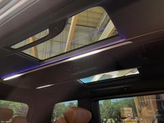 【左右独立ムーンルーフ】左右独立ムーンルーフ搭載で車内の解放感が一気にアップ！開放的なドライブをお楽しみいただけます。 3